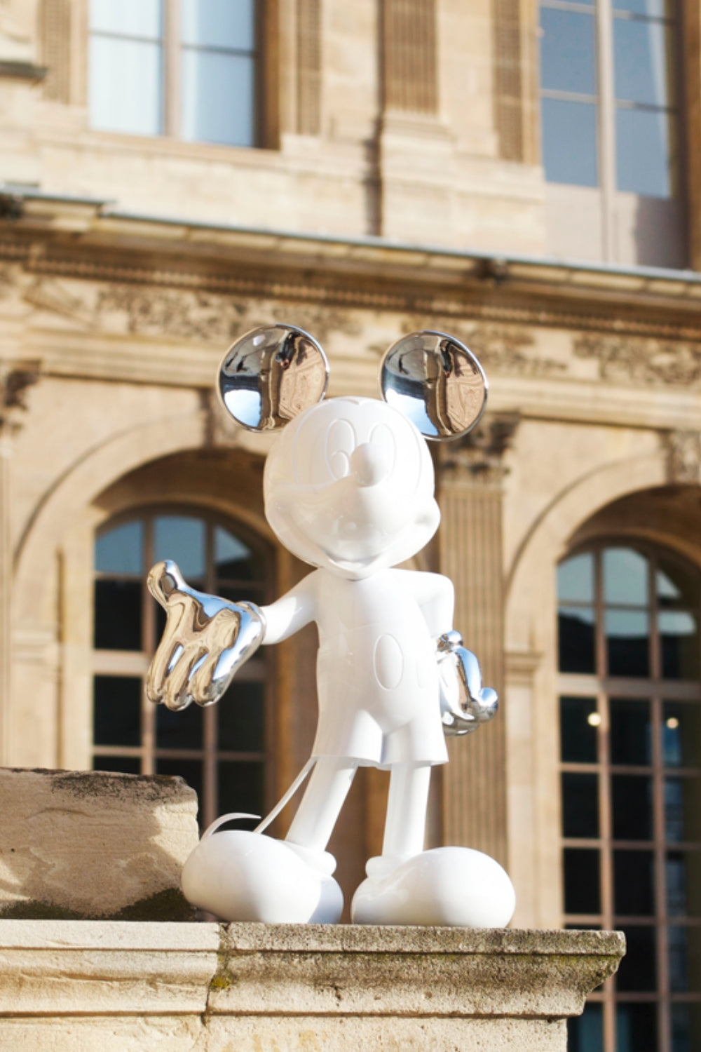 Mickey Welcome Bicolore Small Figurine - White/Gold