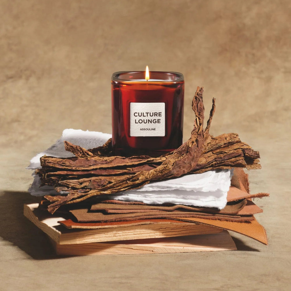 شمعة معطرة للسفر من المنزل في صالة ثقافة المكتبة