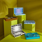 مجموعة طاولة الزهر من أوب آرت - صندوق ألعاب مطلي باللونين الأبيض والأسود