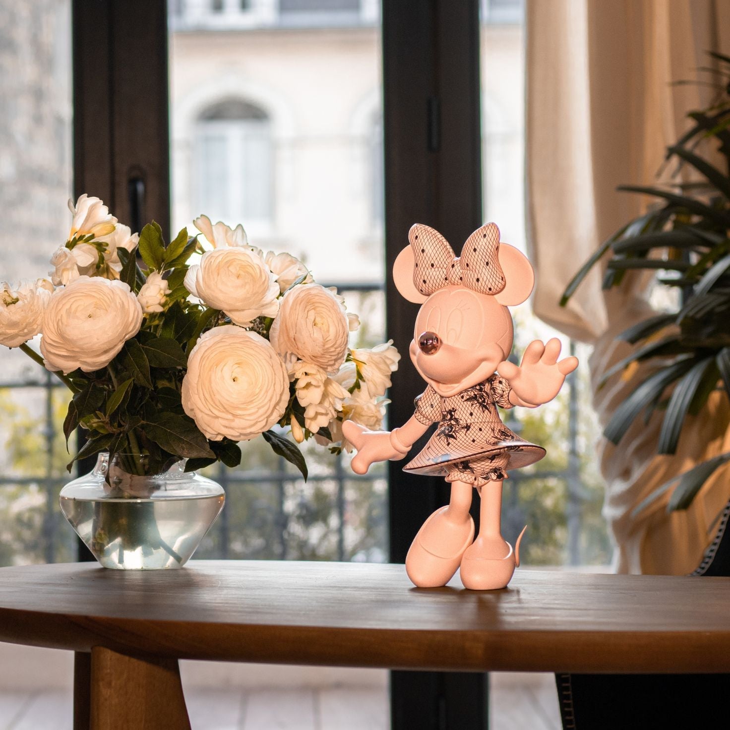 Minnie Welcome Lace Small Figurine - Black/Beige