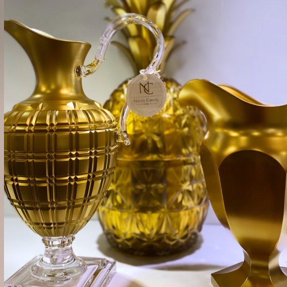 Mario Luca Giusti Imperial Jug, Gold, 1.5L in synthetic crystal, styled in a table setting