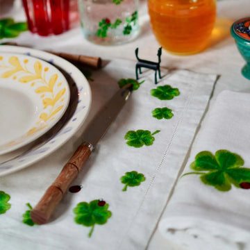 مفرش طاولة على شكل زهرة البرسيم - أبيض